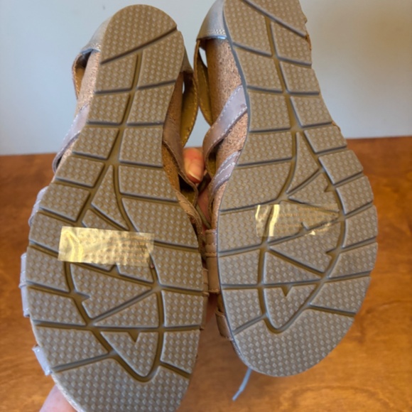 NWOT Earth Origins Kendra Kamilla taupe suede strappy wedge sandals - Picture 6 of 7